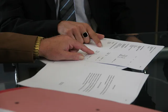 contract, consultation, office, meeting, boss, secretary, hand, understanding, arrangement, decision, agreement, convention, desk, lease, sign, signing, conclusion, contract, contract, contract, contract, contract, consultation, meeting, agreement, lease. Ansvars- och sekretessvillkor i konsultavtal: en checklista